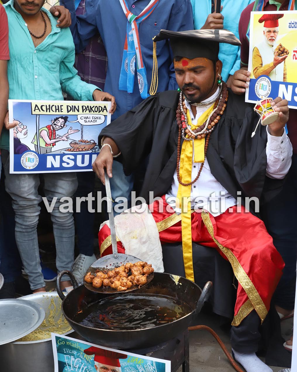 ಬೆಂಗಳೂರು: ಕಾಲೇಜುಗಳ ಮುಂಭಾಗ ‘ಮೋದಿ ಪಕೋಡಾ’ ಪ್ರತಿಭಟನೆ